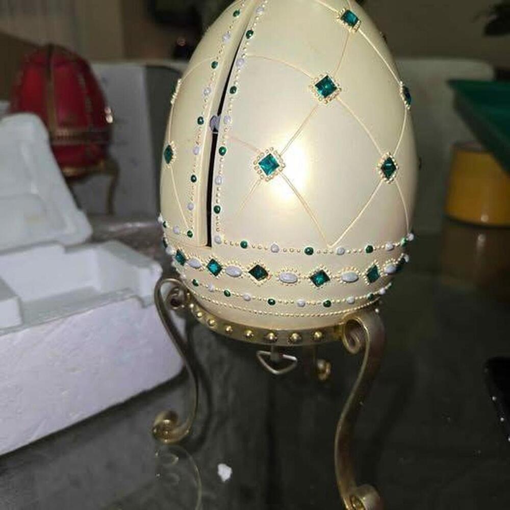 Beautiful 2000 Mattel Barbie musical jewelry egg in emerald princess theme. - Picture 4 of 7